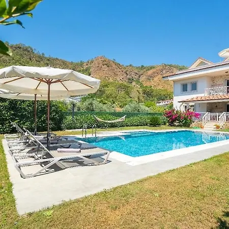 Goecek Te Muestakil Havuzlu Konforlu, Bahceli Oezel Muestakil Villa